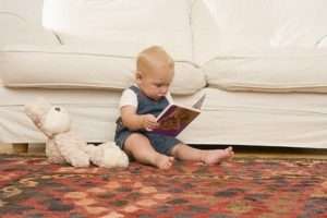 bébé en lecture